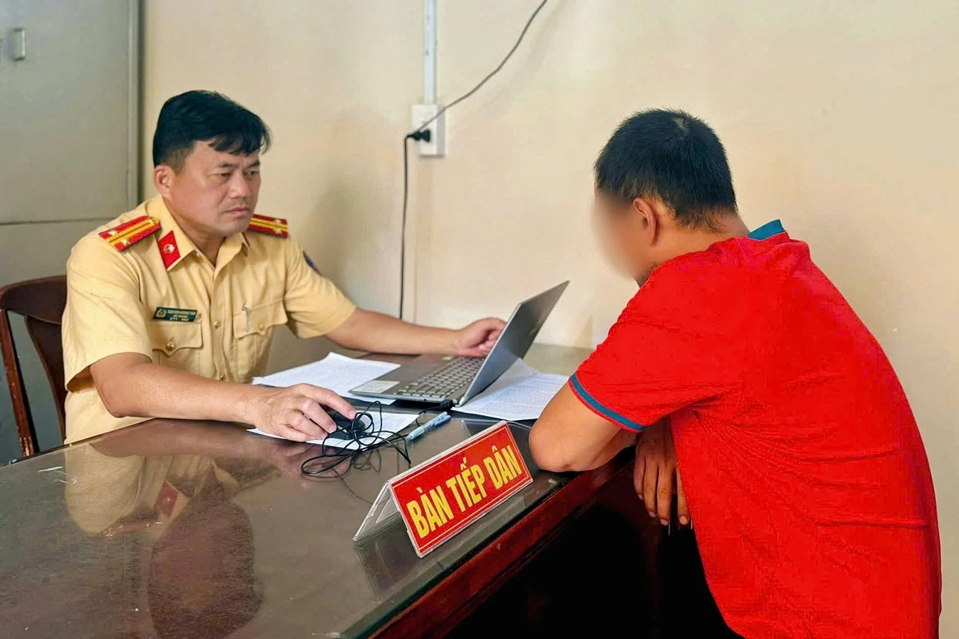 Công an làm việc với tài xế loan tin sai sự thật về CSGT TPHCM - Hình 1