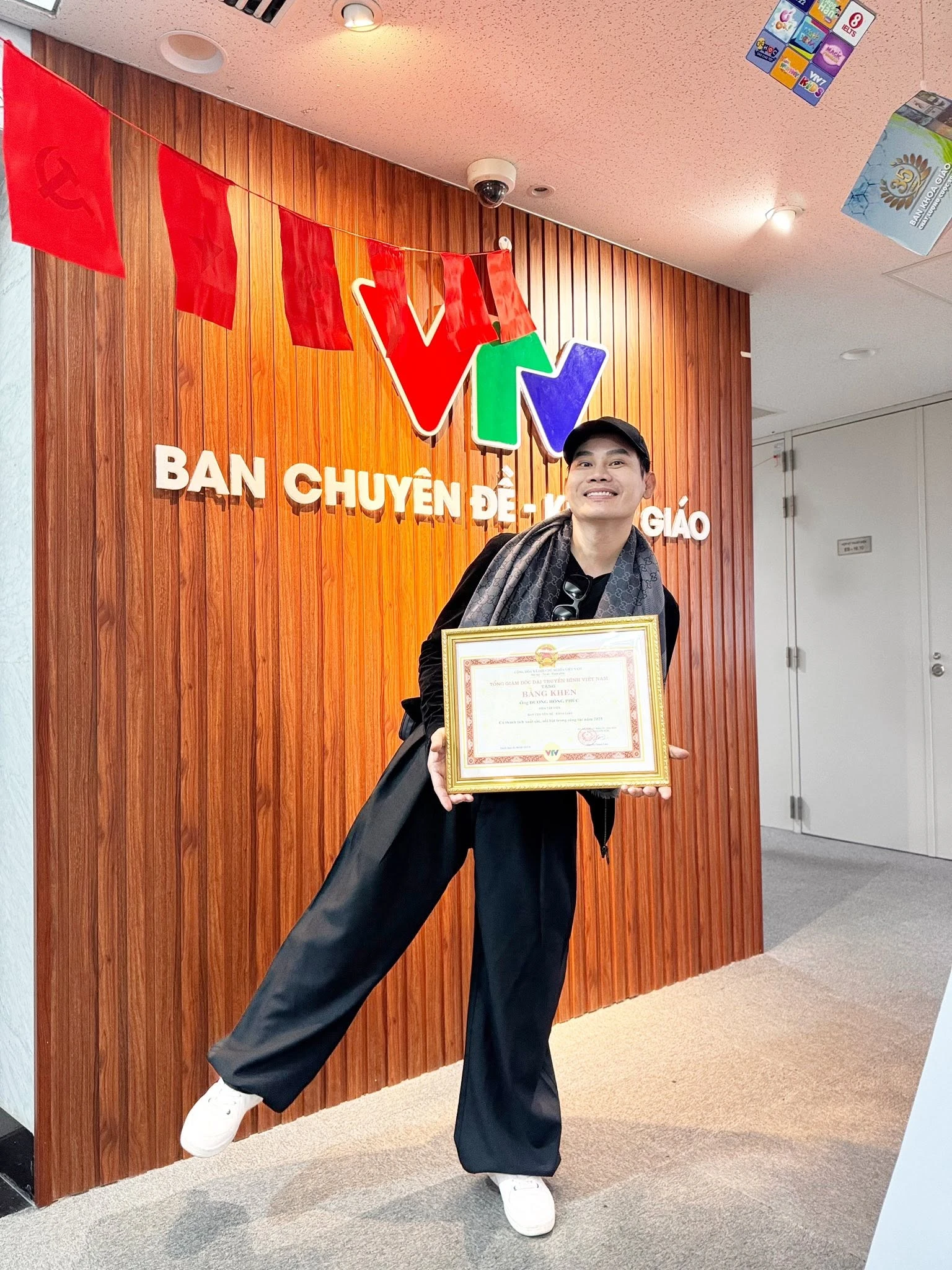 Nam MC SN 1980 từng dẫn Đường Lên Đỉnh Olympia thi trượt khối D thiếu 2 điểm, tốt nghiệp thủ khoa diễn viên rồi thi vào VTV - Hình 4