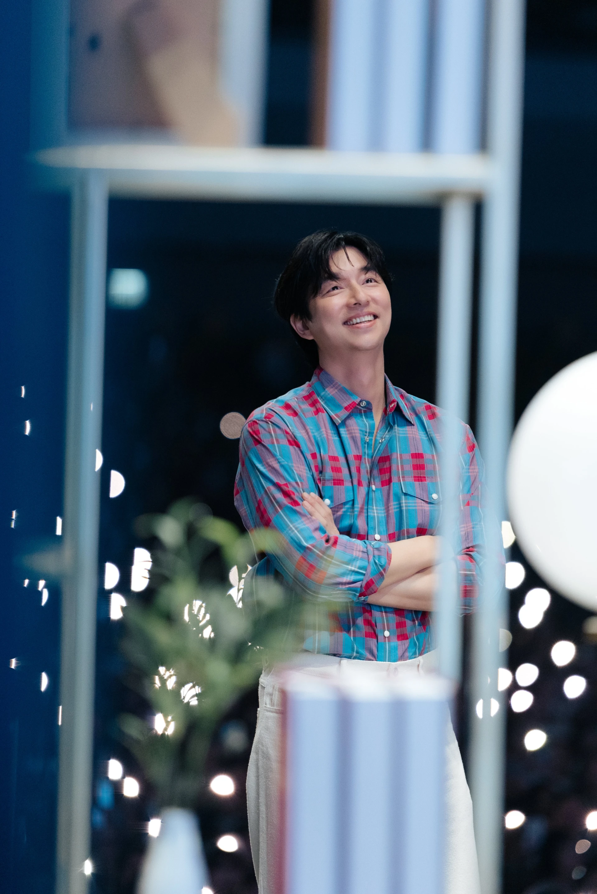 Sốc: Gong Yoo quỳ gối, có hành động không hiểu nổi trước hàng nghìn người - Hình 1