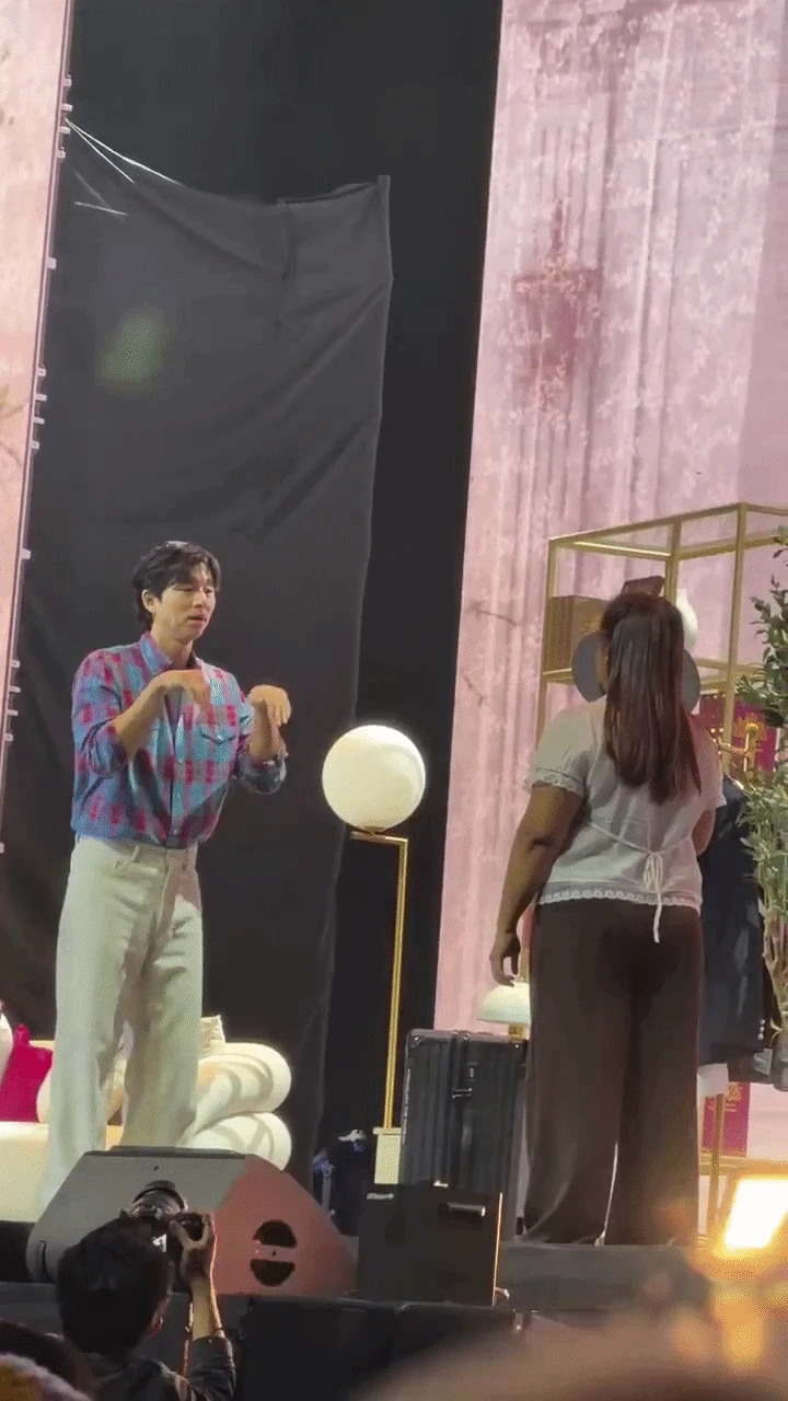 Sốc: Gong Yoo quỳ gối, có hành động không hiểu nổi trước hàng nghìn người - Hình 2