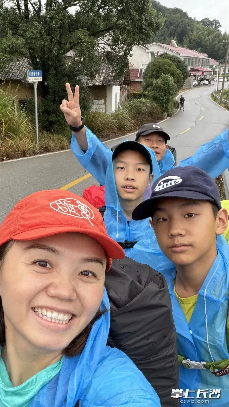 Vợ chồng đưa 2 con đi bộ 3 ngày, vượt quãng đường 85km về thăm ông bà - Hình 1