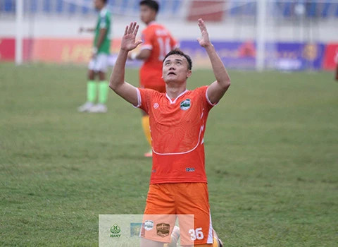 Nguyễn Xuân Nam: 3 lần đứt dây chằng, cựu tiền đạo ĐT Việt Nam vẫn tỏa sáng ở hạng Nhất - Hình 1