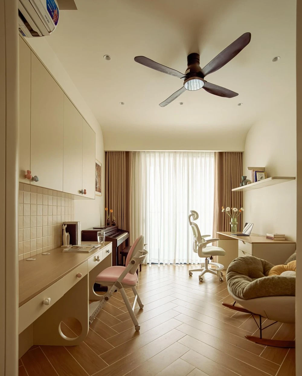 Vợ chồng TPHCM sống trong căn hộ hơn 120m2, như chiếc hang trú ẩn - Hình 4