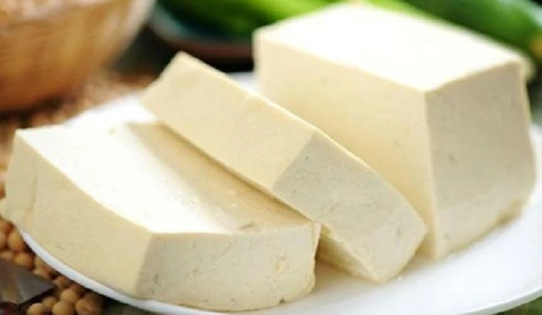 Rán đậu phụ có cần ngâm nước muối trước không? Mẹo giúp đậu vàng giòn, ít vỡ - Hình 2
