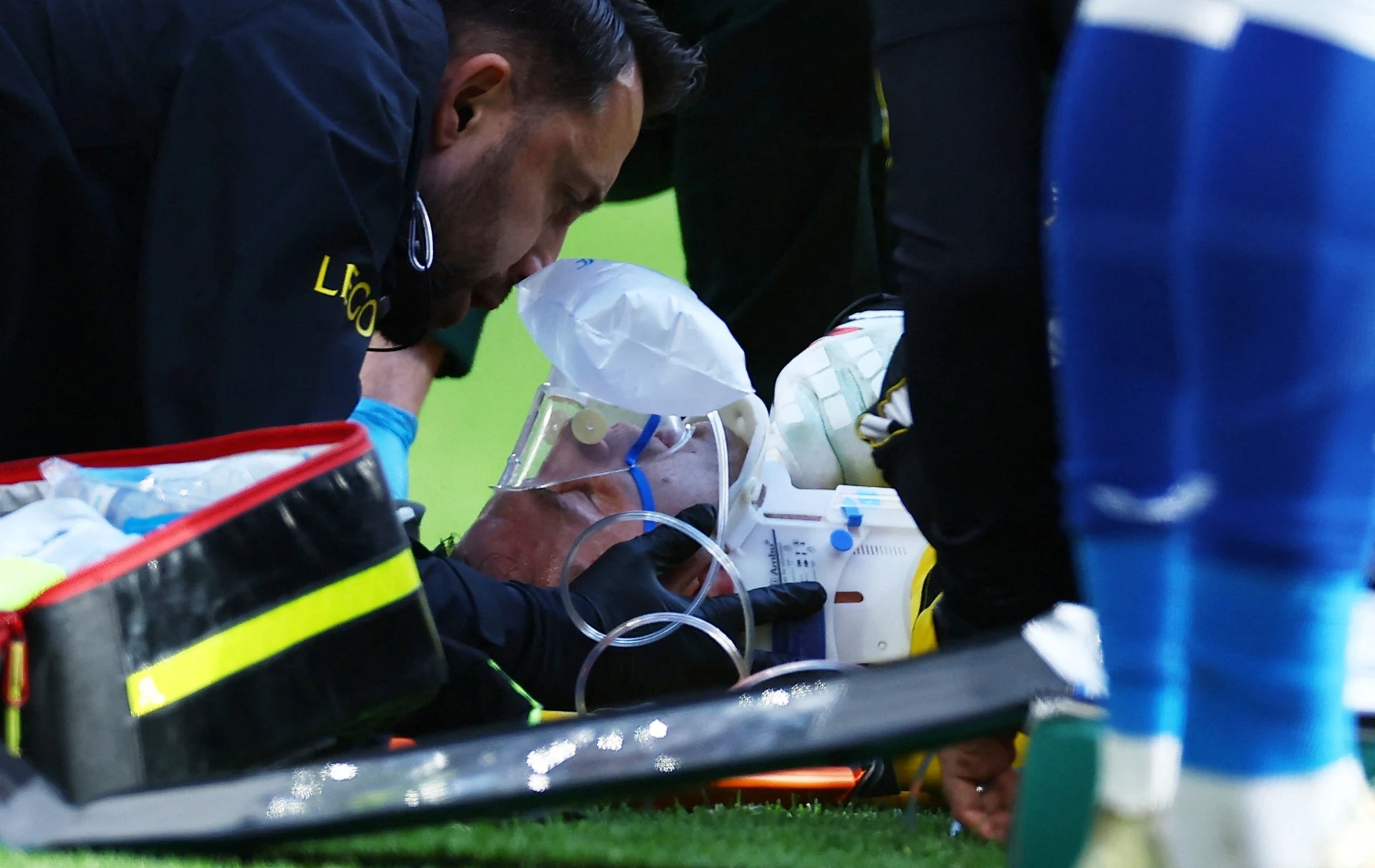 Thủ môn Martinez bất tỉnh, rời sân bằng cáng và phải thở oxy trong trận đấu của Chelsea - Hình 3
