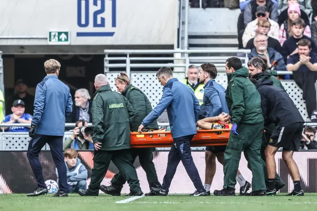 Thủ môn Martinez bất tỉnh, rời sân bằng cáng và phải thở oxy trong trận đấu của Chelsea - Hình 2