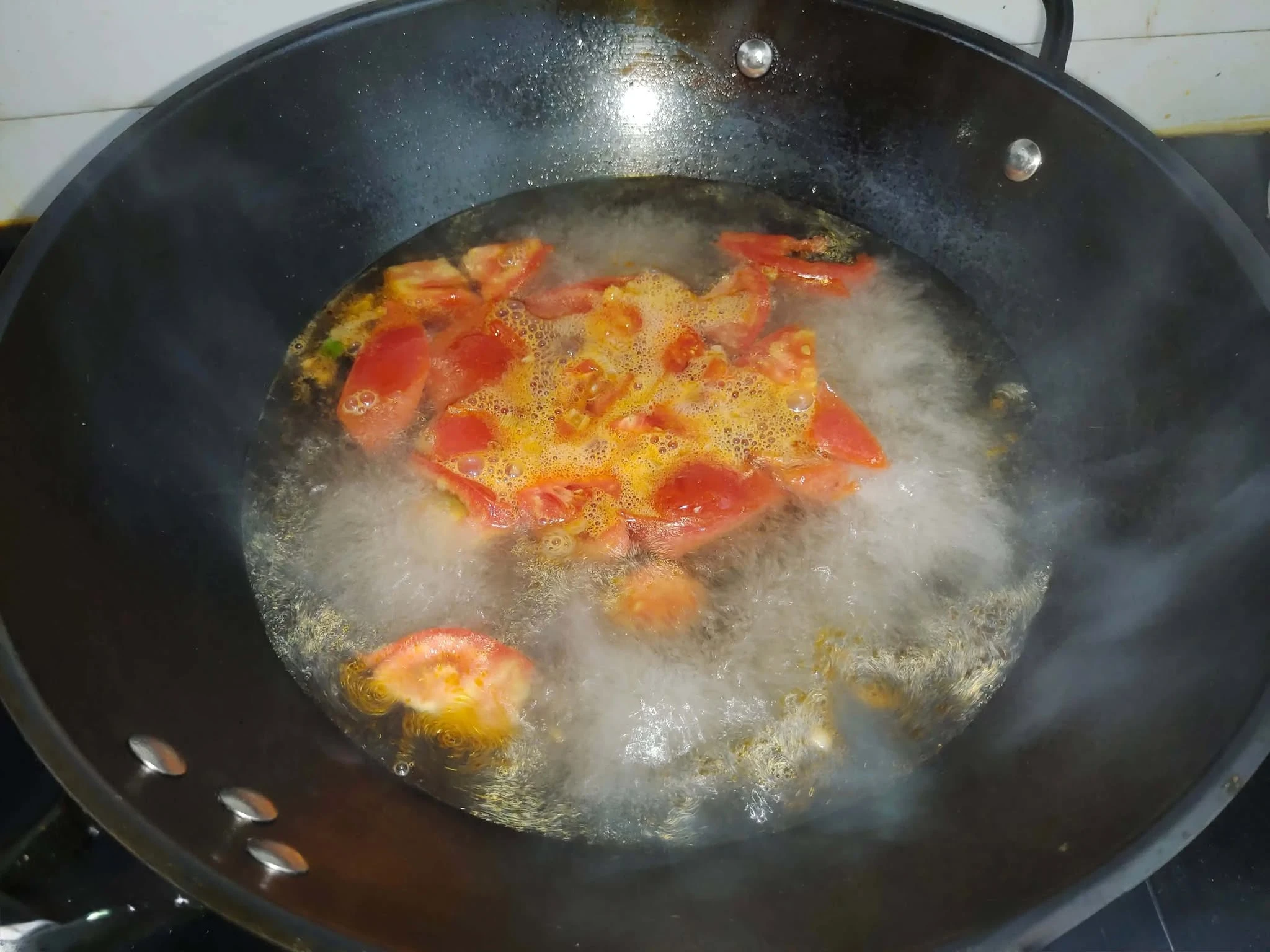 Canh trứng cà chua nấu theo cách này, đơn giản mà ngon hơn rất nhiều, ai ăn cũng phải khen nức nở - Hình 5