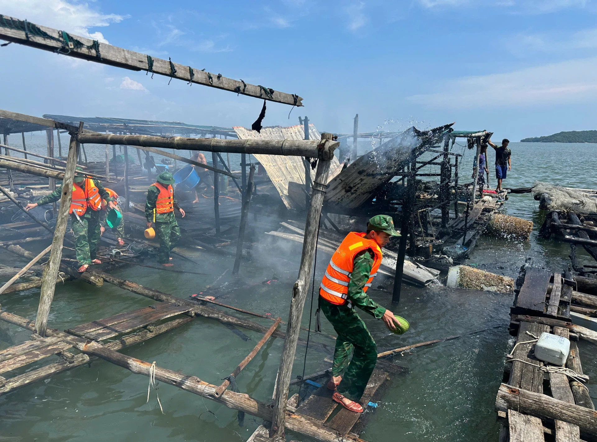 Cháy bè cá, một số người vội nhảy xuống biển thoát thân - Hình 1