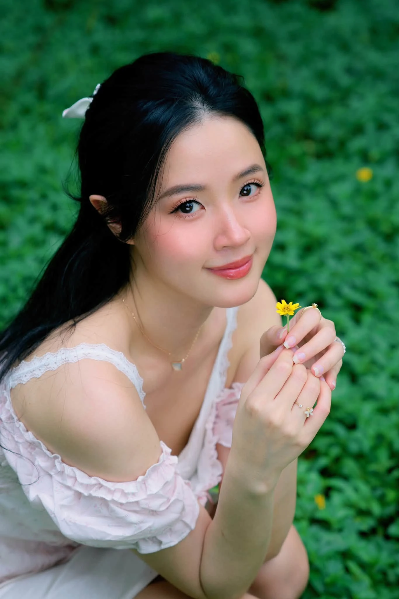 Cục trưởng Xuân Bắc và Tự Long mưa gió kệ trời, HHen Niê ăn ốc giữa nước ngập - Hình 3