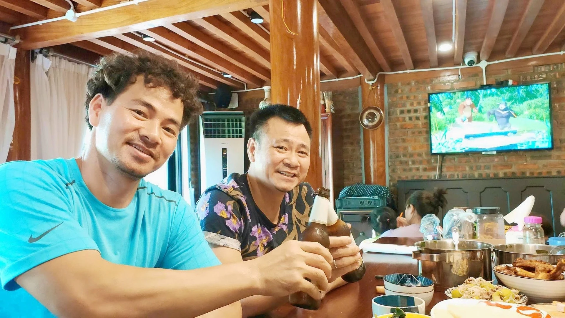 Cục trưởng Xuân Bắc và Tự Long mưa gió kệ trời, HHen Niê ăn ốc giữa nước ngập - Hình 1