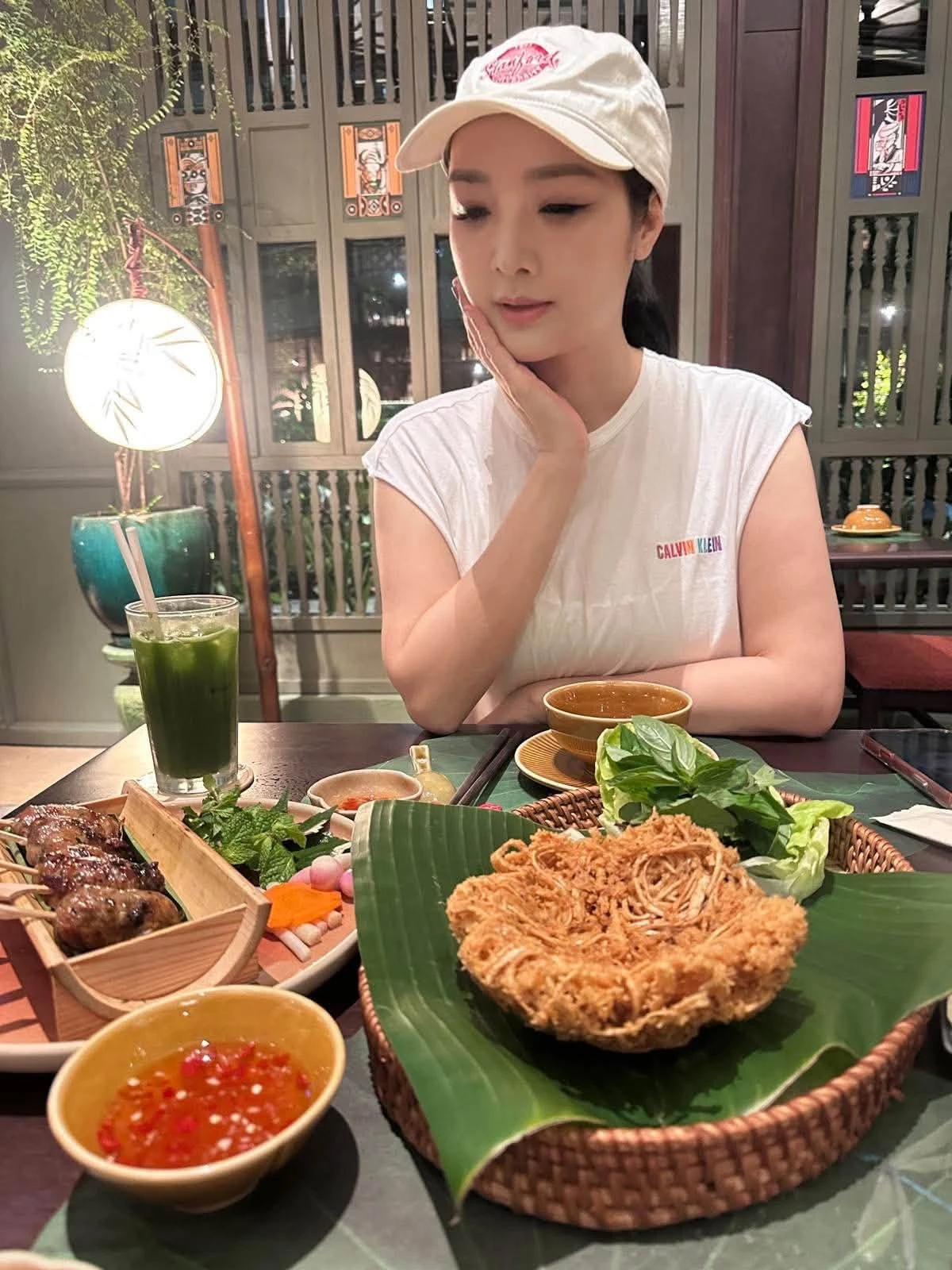 Cục trưởng Xuân Bắc và Tự Long mưa gió kệ trời, HHen Niê ăn ốc giữa nước ngập - Hình 4