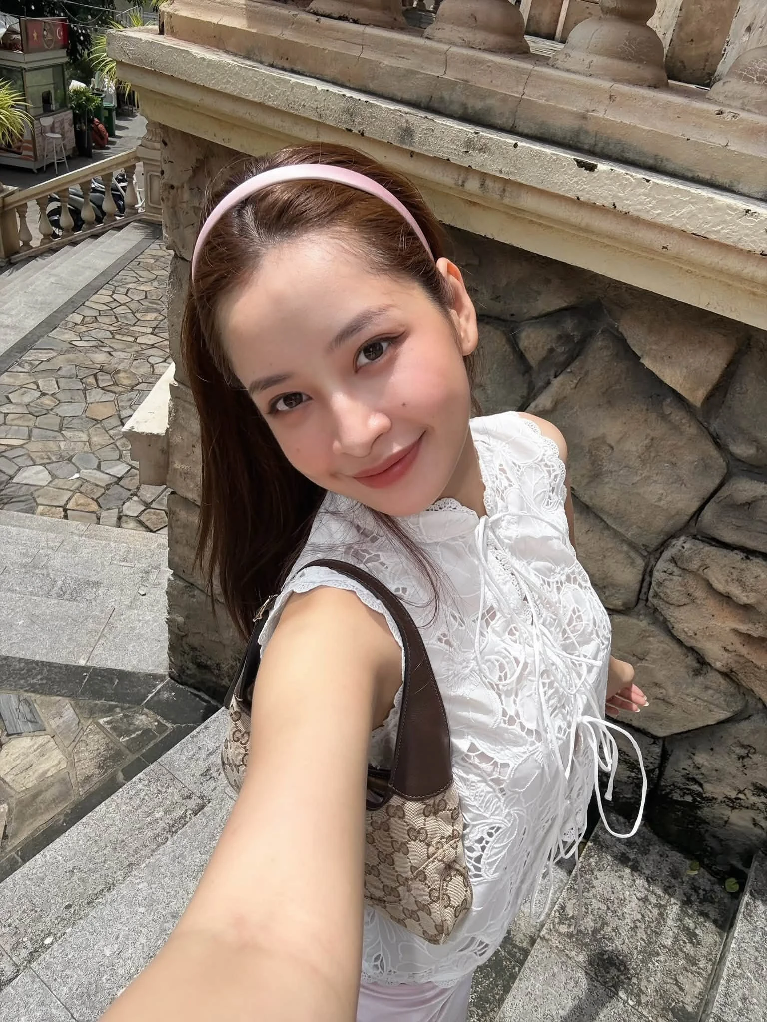 Cục trưởng Xuân Bắc và Tự Long mưa gió kệ trời, HHen Niê ăn ốc giữa nước ngập - Hình 8