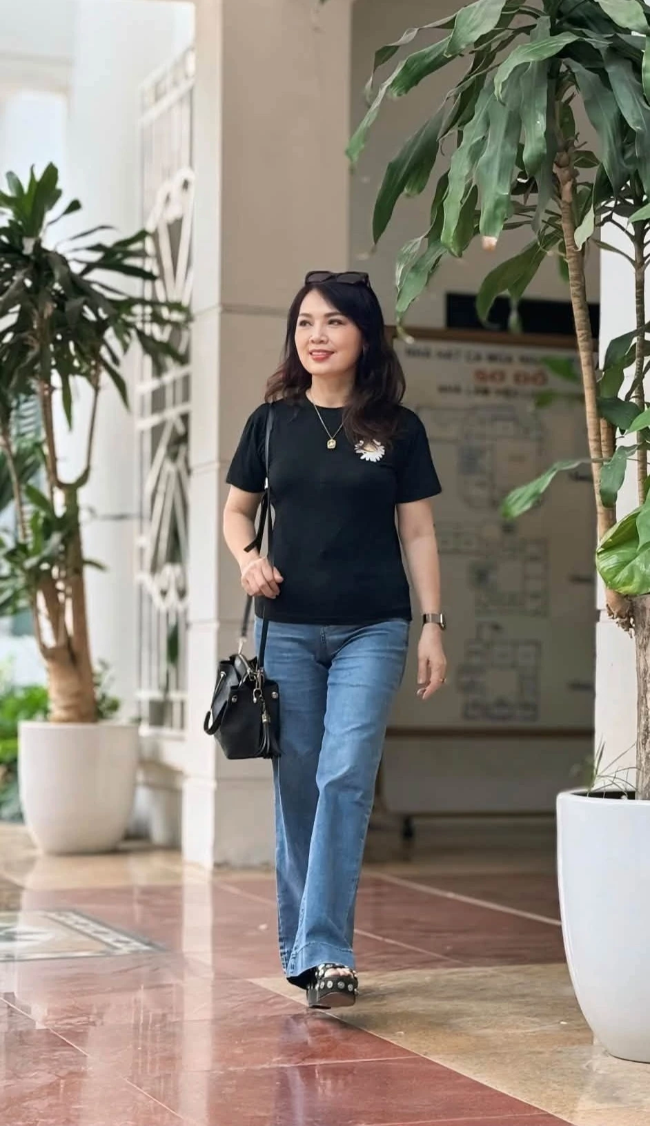 Hoa hậu Ngọc Hân lên chức, NSND Thái Bảo trẻ đẹp tuổi 62 - Hình 2