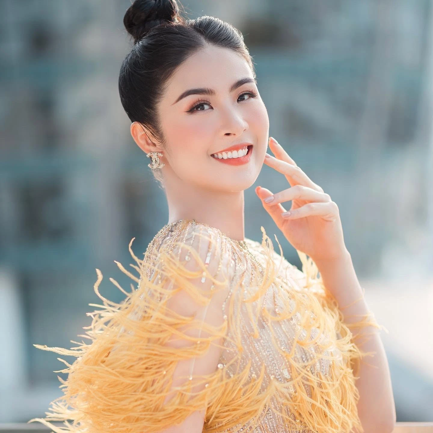 Hoa hậu Ngọc Hân lên chức, NSND Thái Bảo trẻ đẹp tuổi 62 - Hình 1
