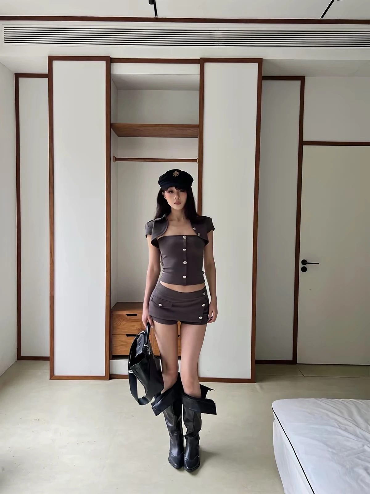 Những kiểu áo đính khuy đơn giản nhưng có sức hút lớn - Hình 4
