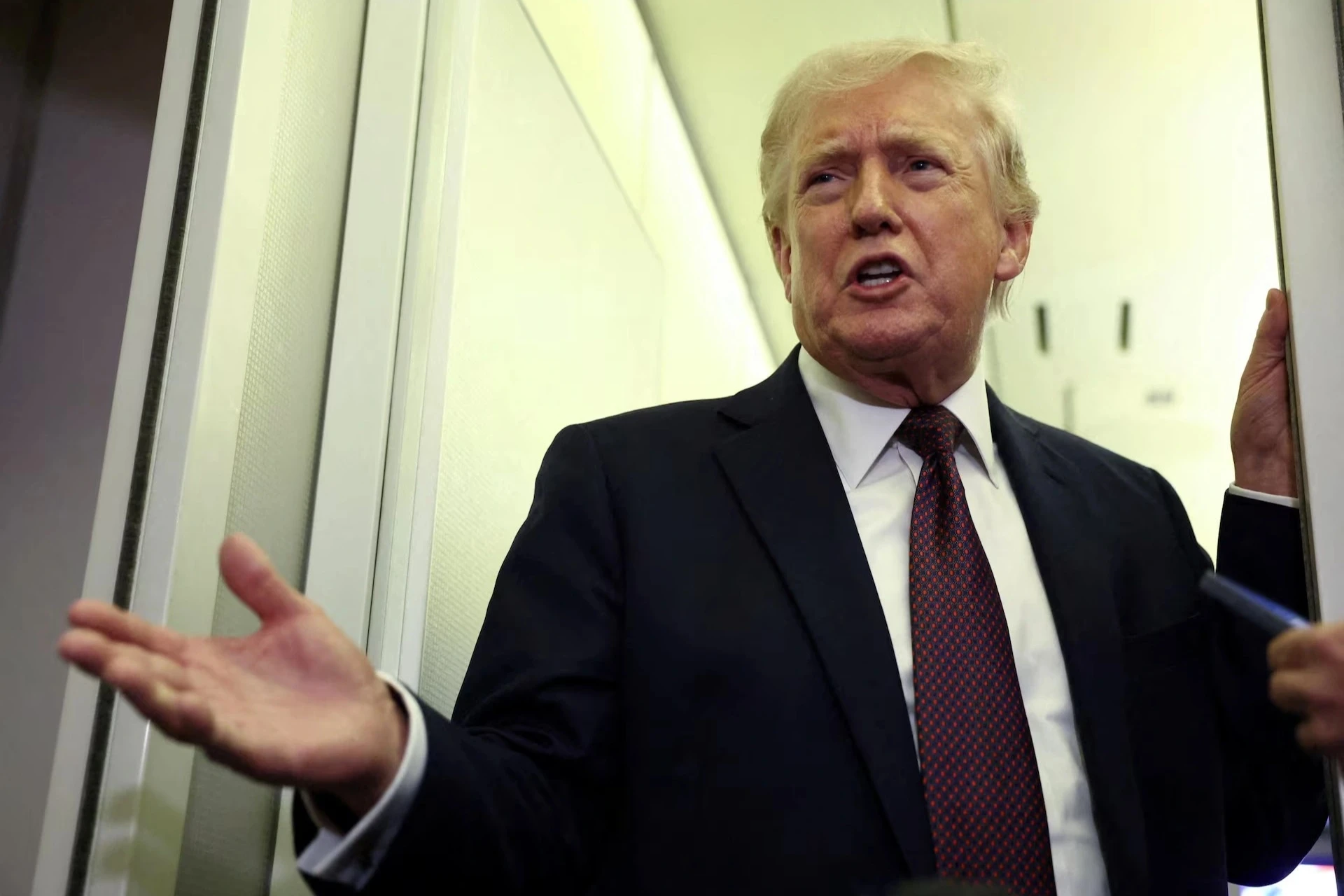 Ông Trump cảnh báo tấn công nếu Iran liên quan vụ máy bay Flydubai - Hình 1