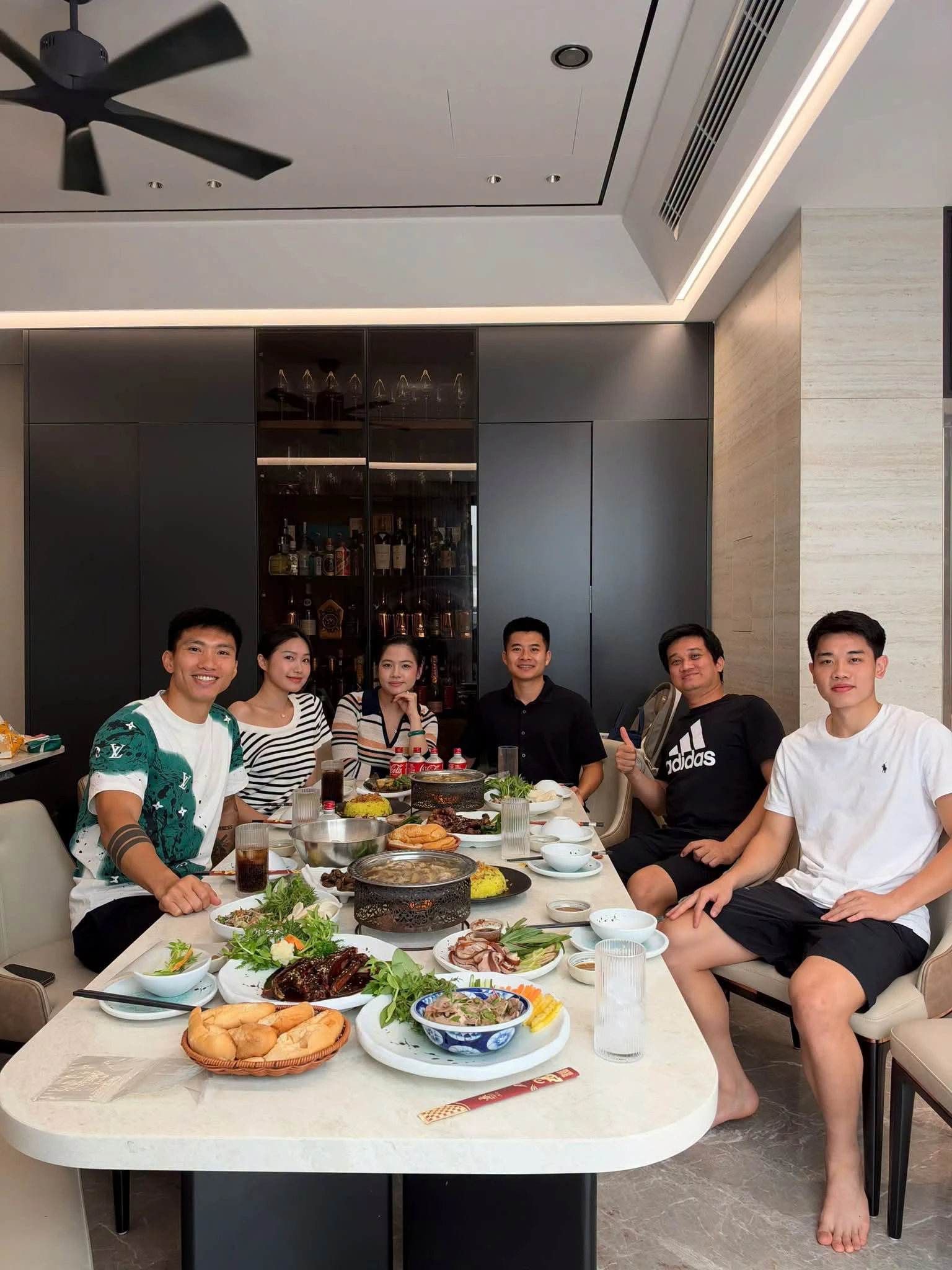 Đoàn Văn Hậu - Doãn Hải My đãi cơm khách, chiếc ghế trống cạnh Đình Bắc gây chú ý - Hình 1