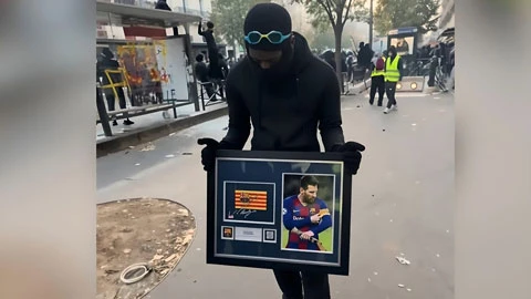 Kỷ vật của Messi thành chiến lợi phẩm - Hình 1