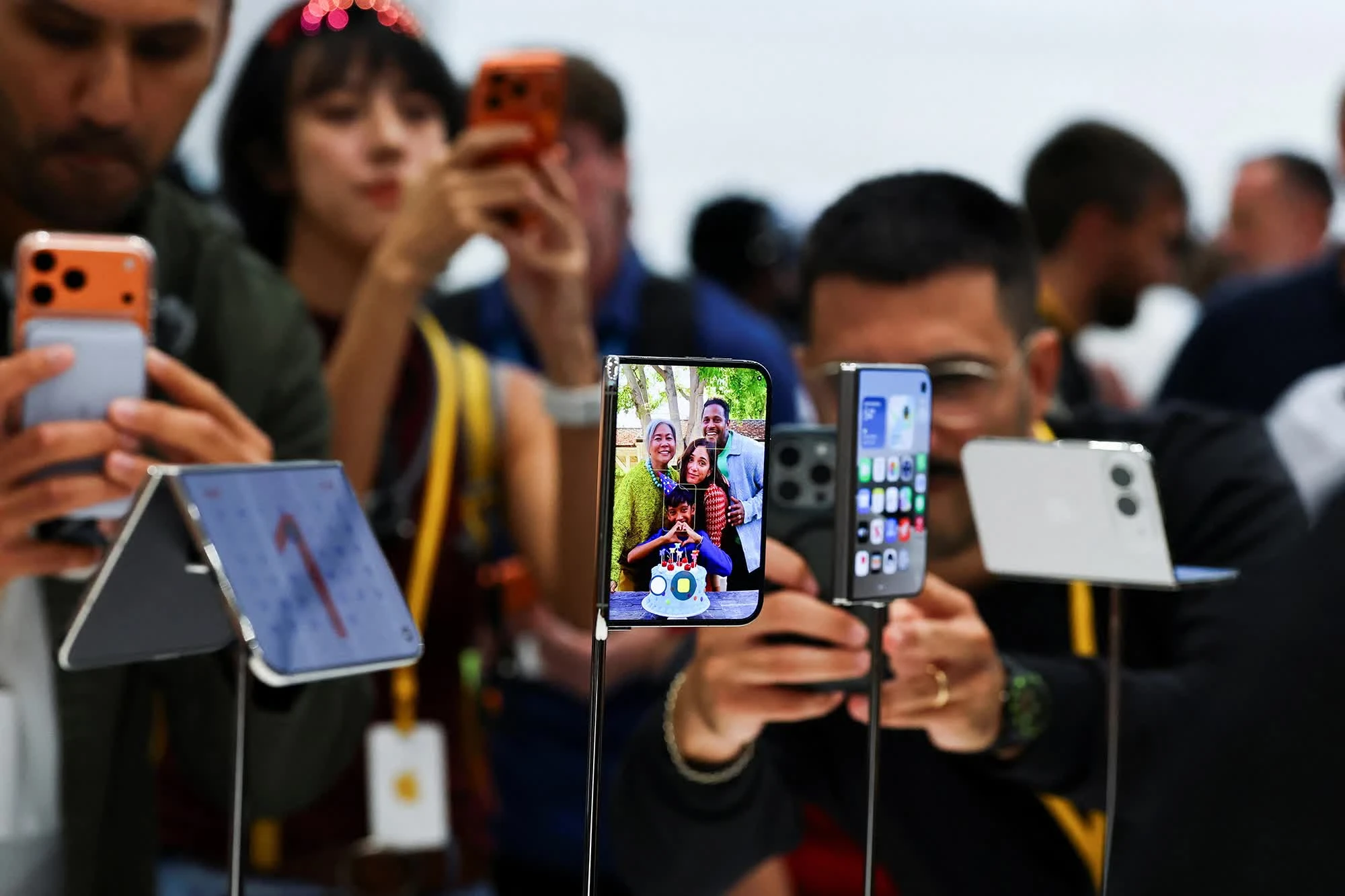 Apple chặn đường dân buôn iPhone Duo bằng giới hạn mua hàng mới - Hình 1