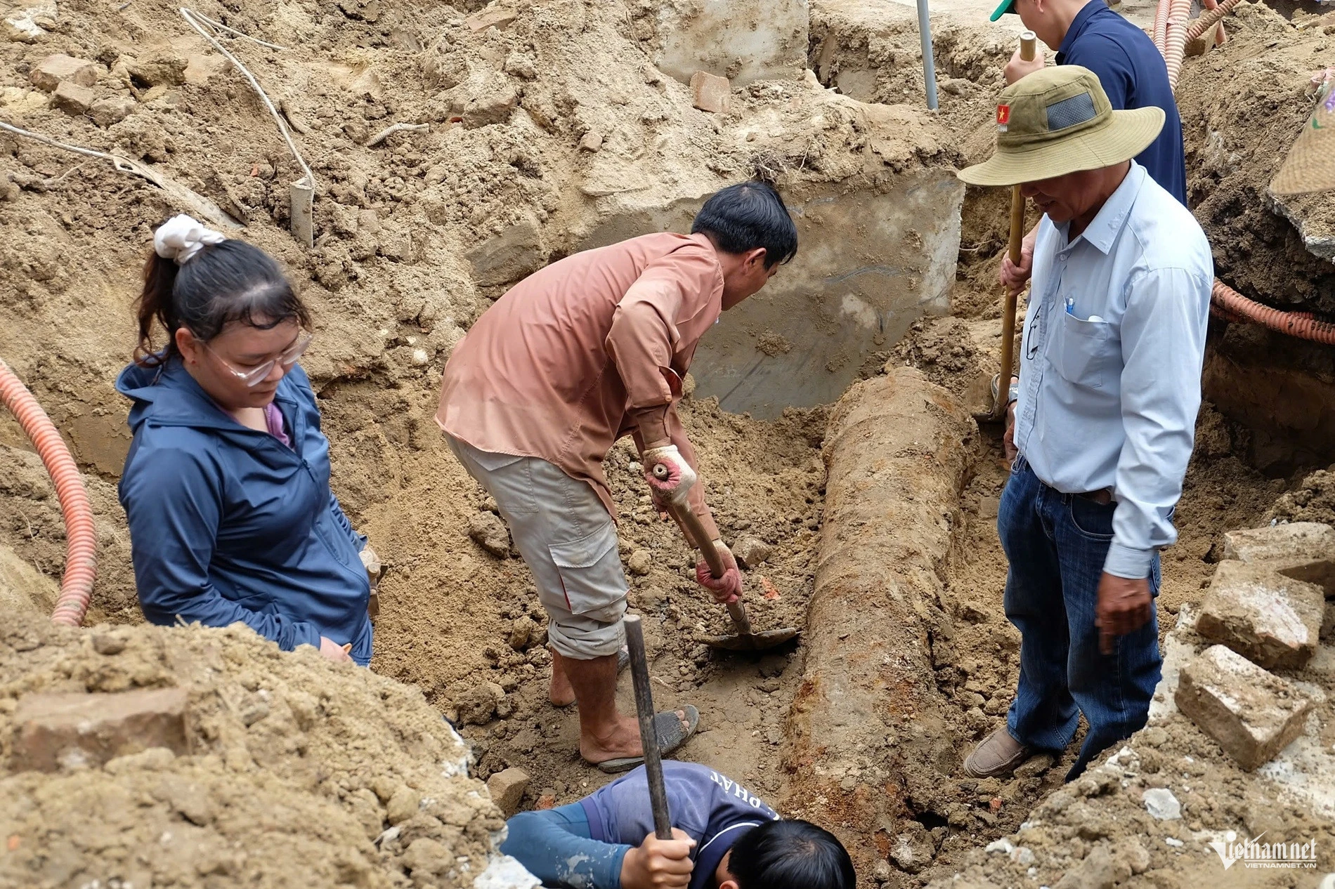 Cận cảnh súng thần công gần 200 năm tuổi vừa được phát hiện dưới lòng đất - Hình 1