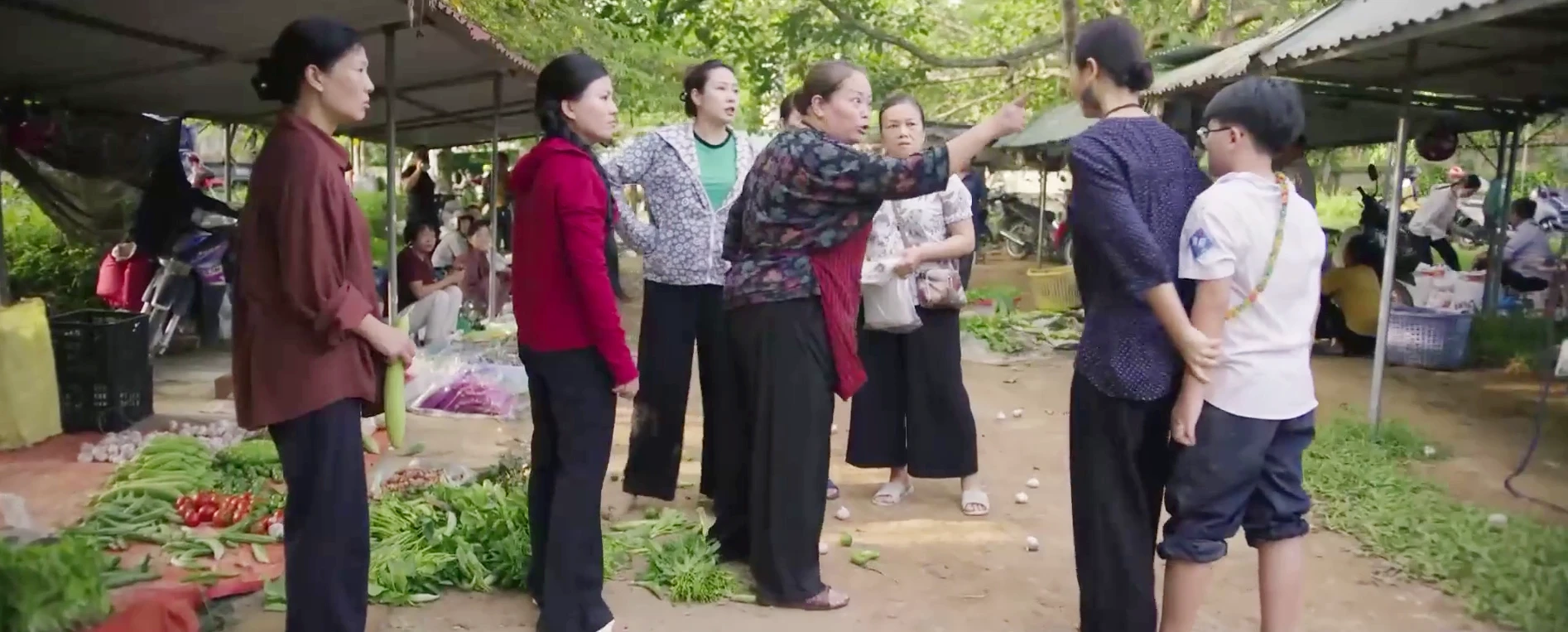 Căn nhà không mái che - Tập 5: Mẹ bị vu ve vãn đàn ông, con gái lớp 10 xử đẹp giữa chợ - Hình 7
