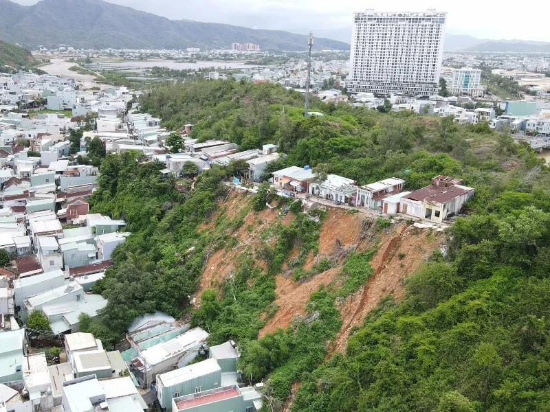 Đề xuất san phẳng núi Một ở Quy Nhơn, di dời hơn 200 hộ dân để tránh sạt lở - Hình 1