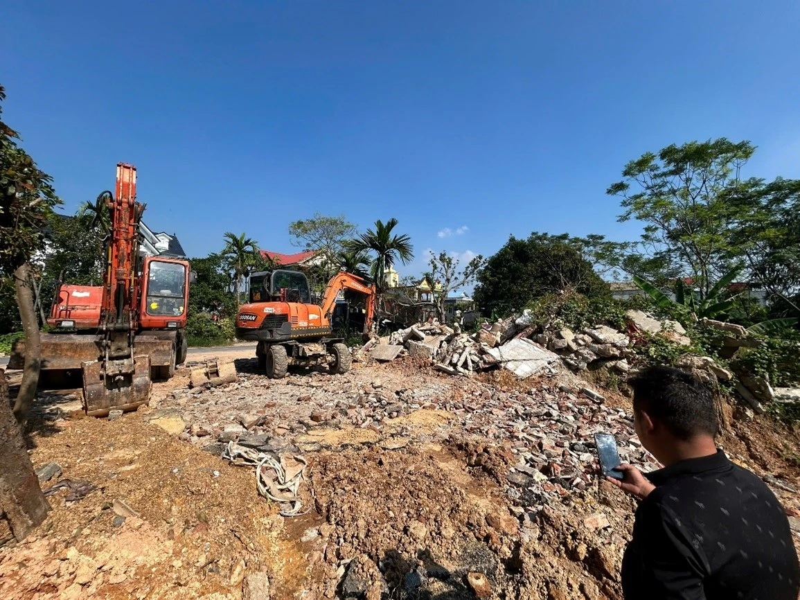 Gần 160 tấn chất thải rắn xây dựng được tập kết, chôn lấp ven đê sông Lô - Hình 1