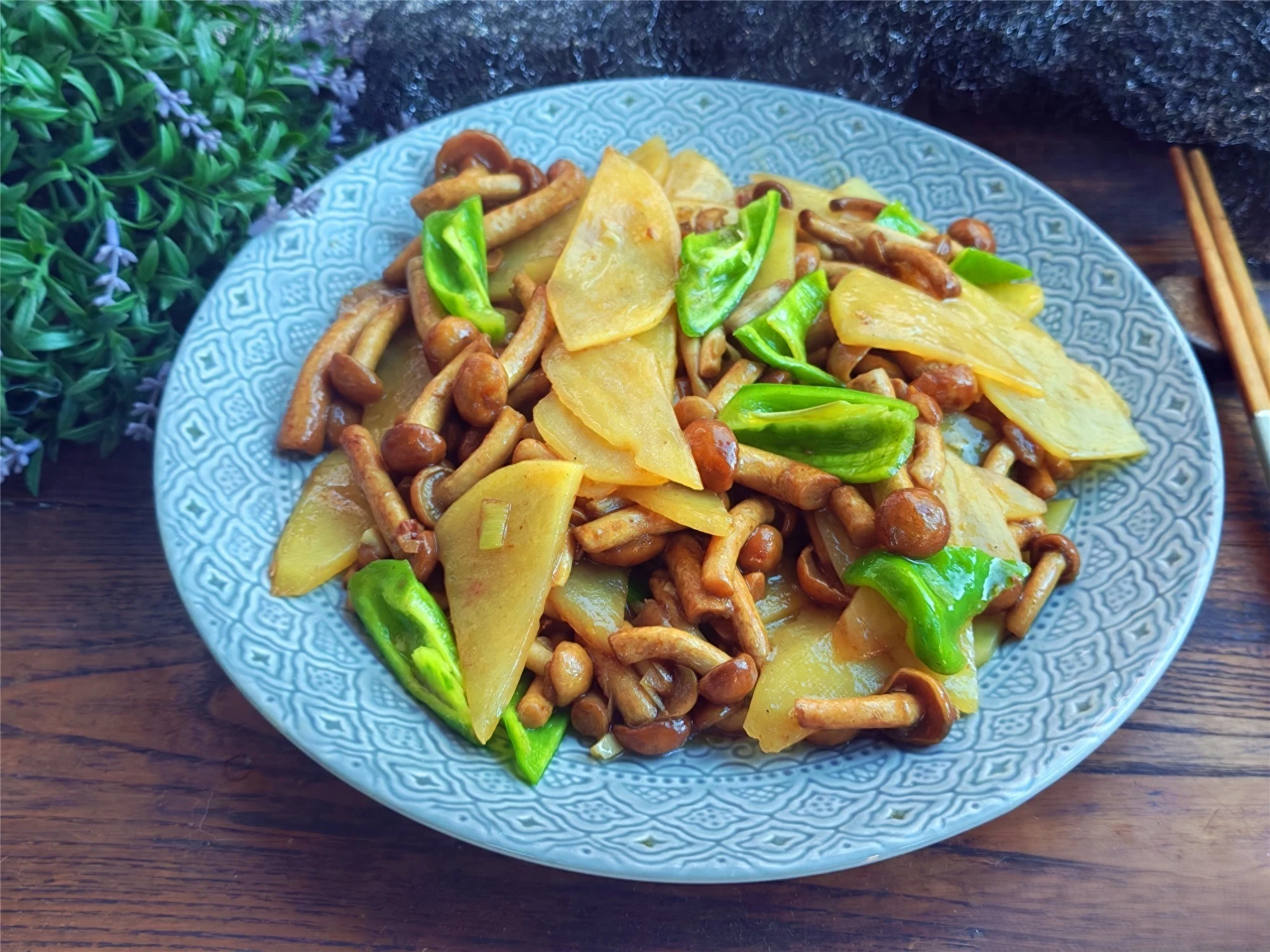 Khoai tây đừng nấu canh nữa, kết hợp với nguyên liệu này rồi xào thì ngon thổi bay nồi cơm - Hình 9