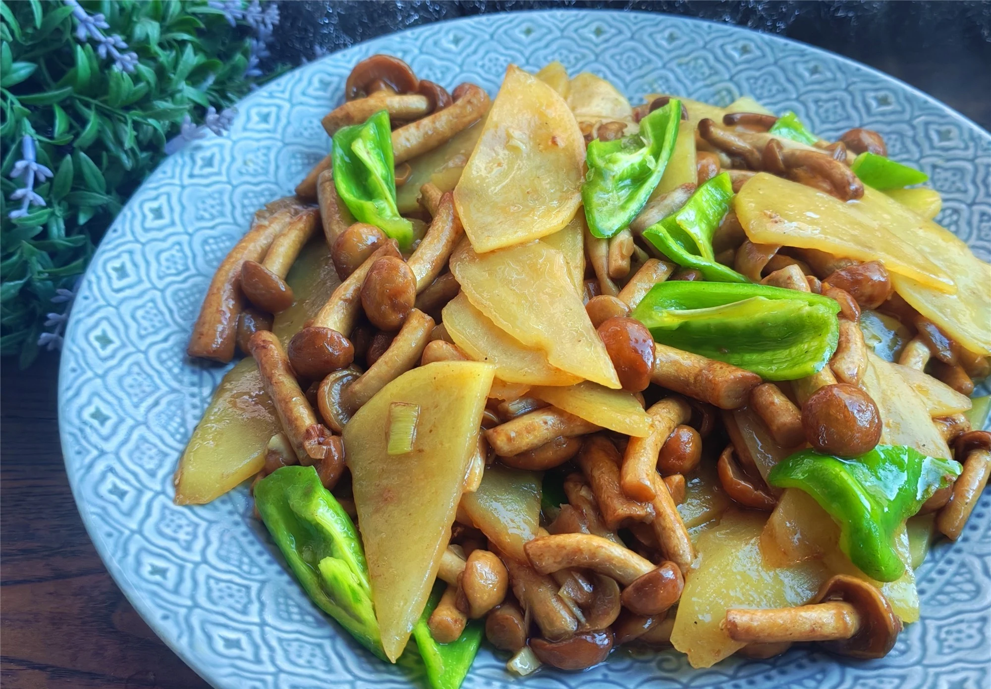 Khoai tây đừng nấu canh nữa, kết hợp với nguyên liệu này rồi xào thì ngon thổi bay nồi cơm - Hình 1