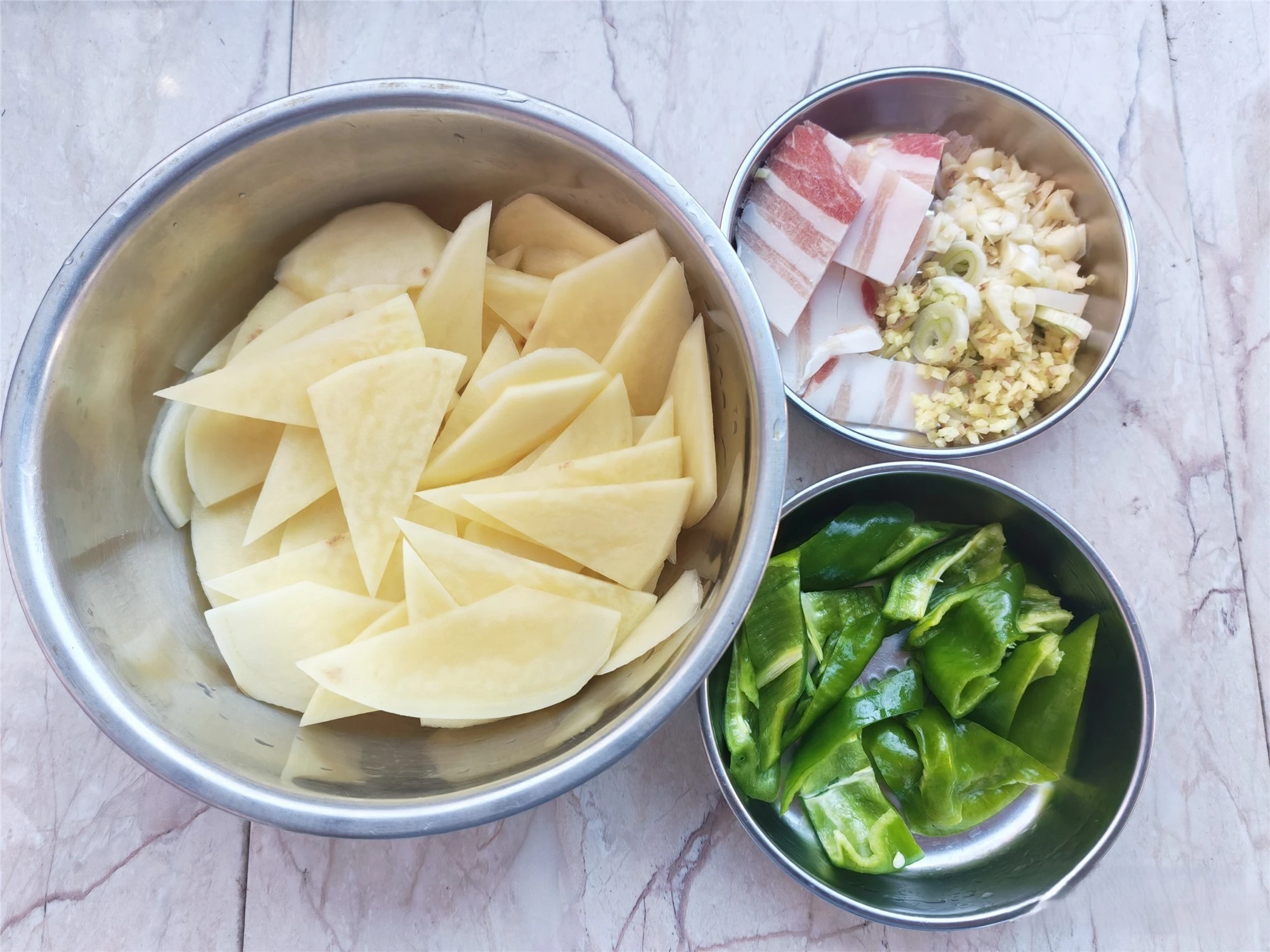 Khoai tây đừng nấu canh nữa, kết hợp với nguyên liệu này rồi xào thì ngon thổi bay nồi cơm - Hình 3