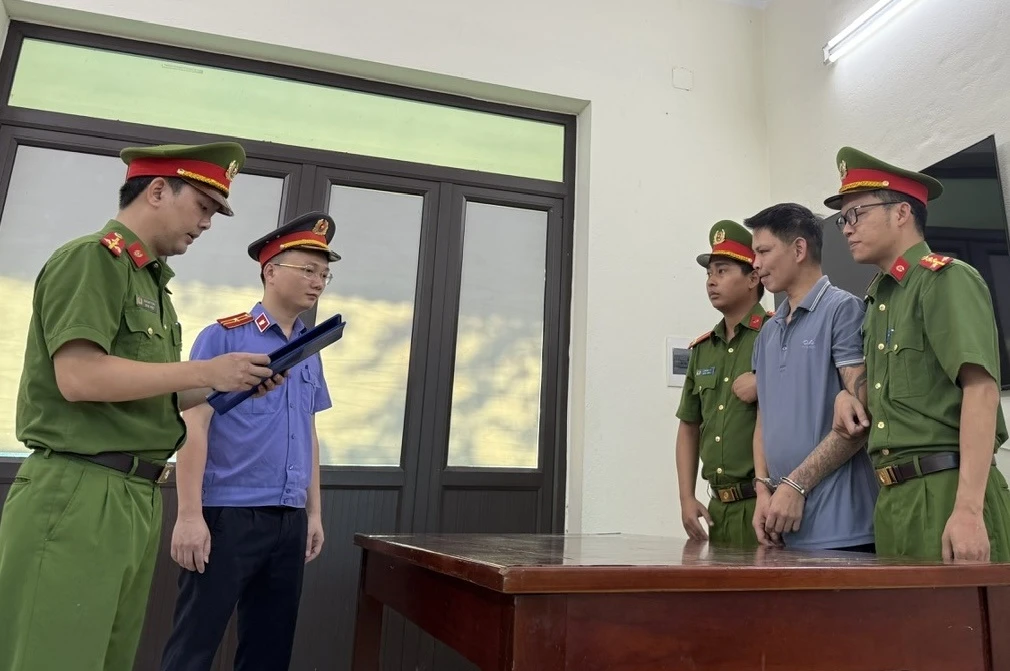 Khởi tố người đàn ông nhiều lần đánh đập, hành hạ 2 con gái ruột - Hình 1