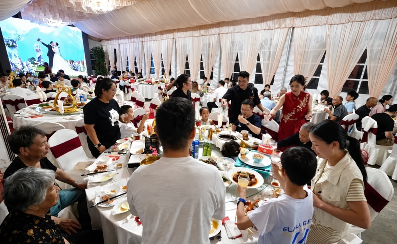 Một đám cưới bình thường bỗng nhiên khuấy động truyền thông vì cô dâu chú rể đã làm những điều không ai dám làm - Hình 2