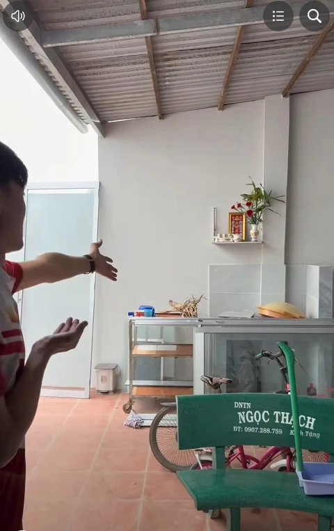 Nam nghệ sĩ quê Long An xây nhà cho anh trai sau khi tặng nhà 10 phòng ngủ cho cha mẹ - Hình 3
