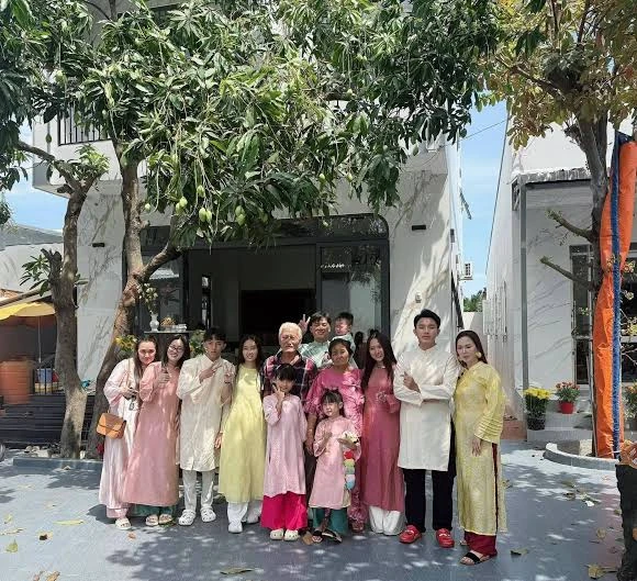 Nam nghệ sĩ quê Long An xây nhà cho anh trai sau khi tặng nhà 10 phòng ngủ cho cha mẹ - Hình 5