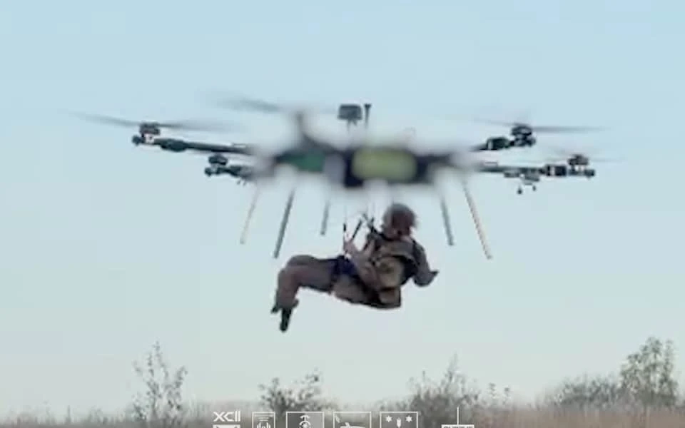 Ukraine lần đầu tiên trên thế giới sơ tán thương binh bằng UAV - Hình 1