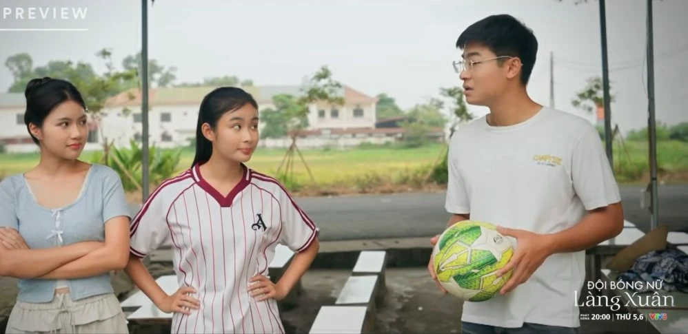 Đội bóng nữ làng Xuân tập 14: Bố Minh ngỏ ý tài trợ cho đội bóng - Hình 2