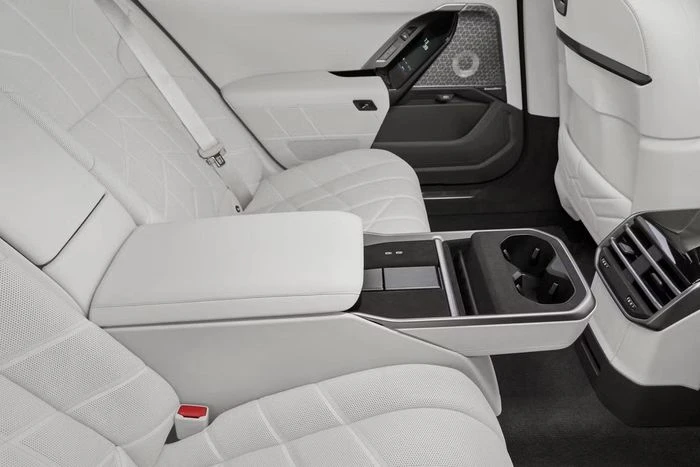 Hé lộ BMW 7 Series phiên bản chống đạn mới - Hình 6