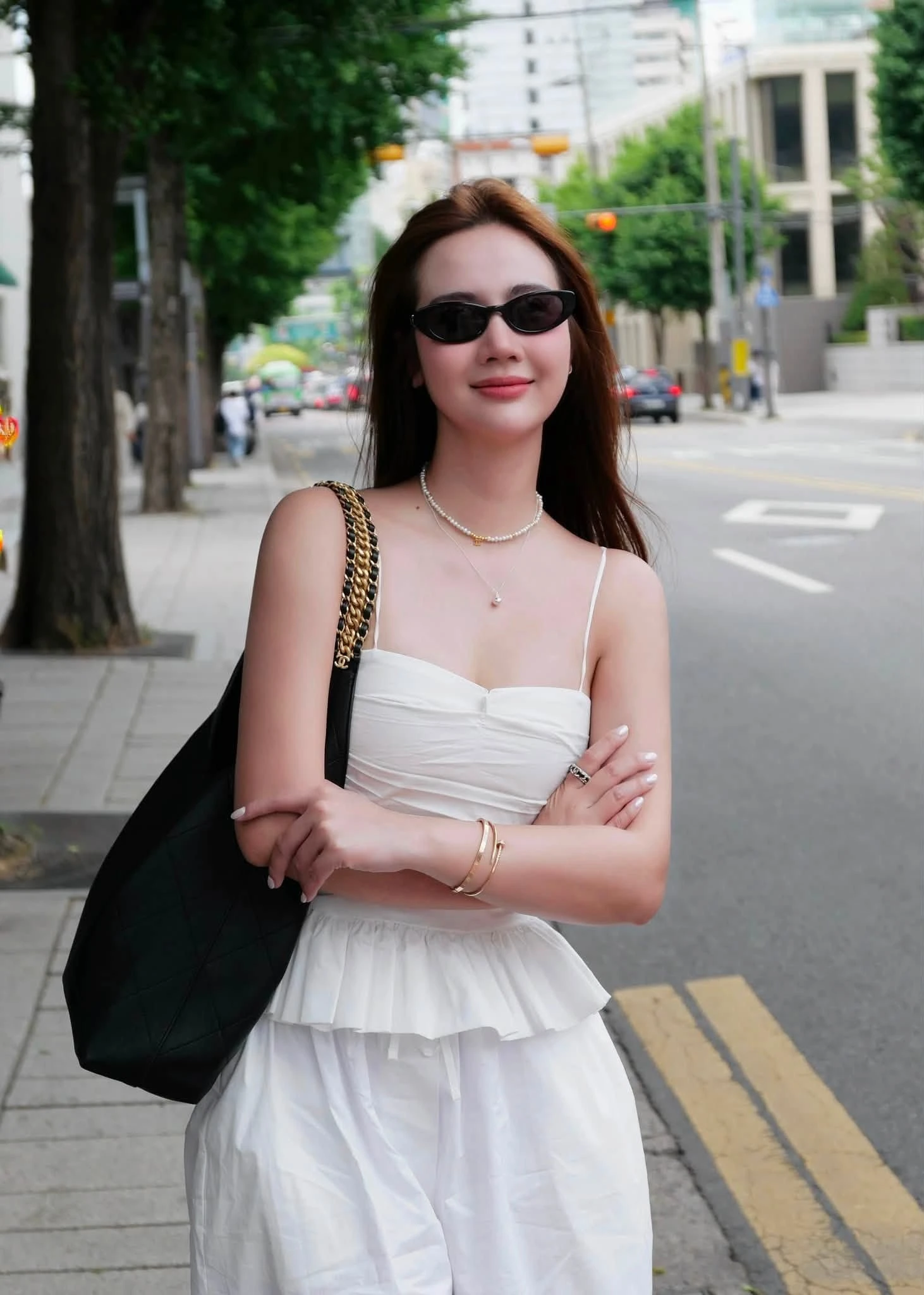 Huyền Lizzie: Trên phim lam lũ khó nhận ra, ngoài đời sang chảnh gợi cảm - Hình 8