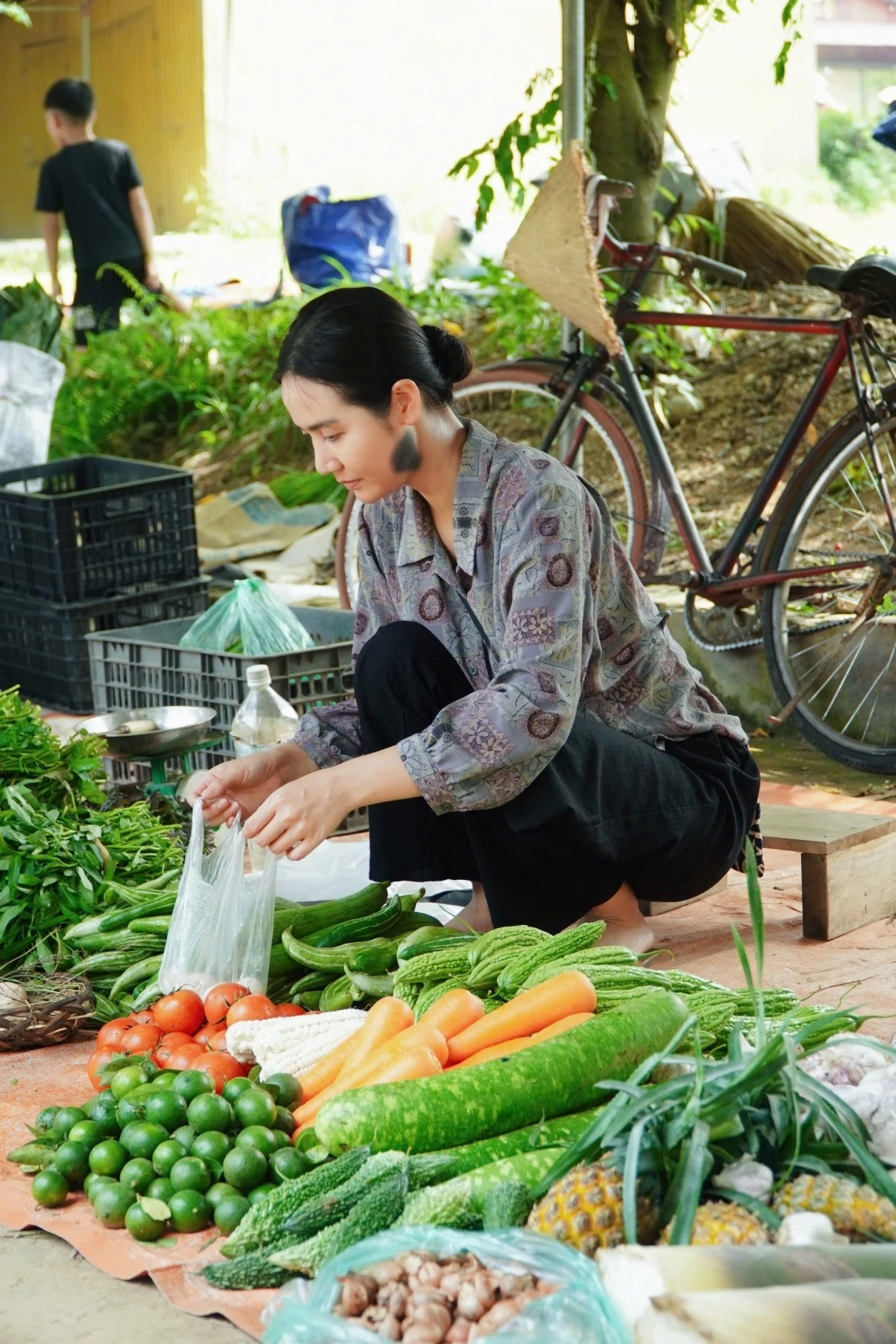 Huyền Lizzie: Trên phim lam lũ khó nhận ra, ngoài đời sang chảnh gợi cảm - Hình 3