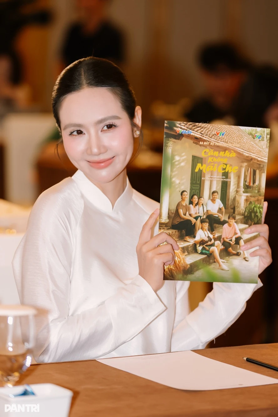 Huyền Lizzie: Trên phim lam lũ khó nhận ra, ngoài đời sang chảnh gợi cảm - Hình 6