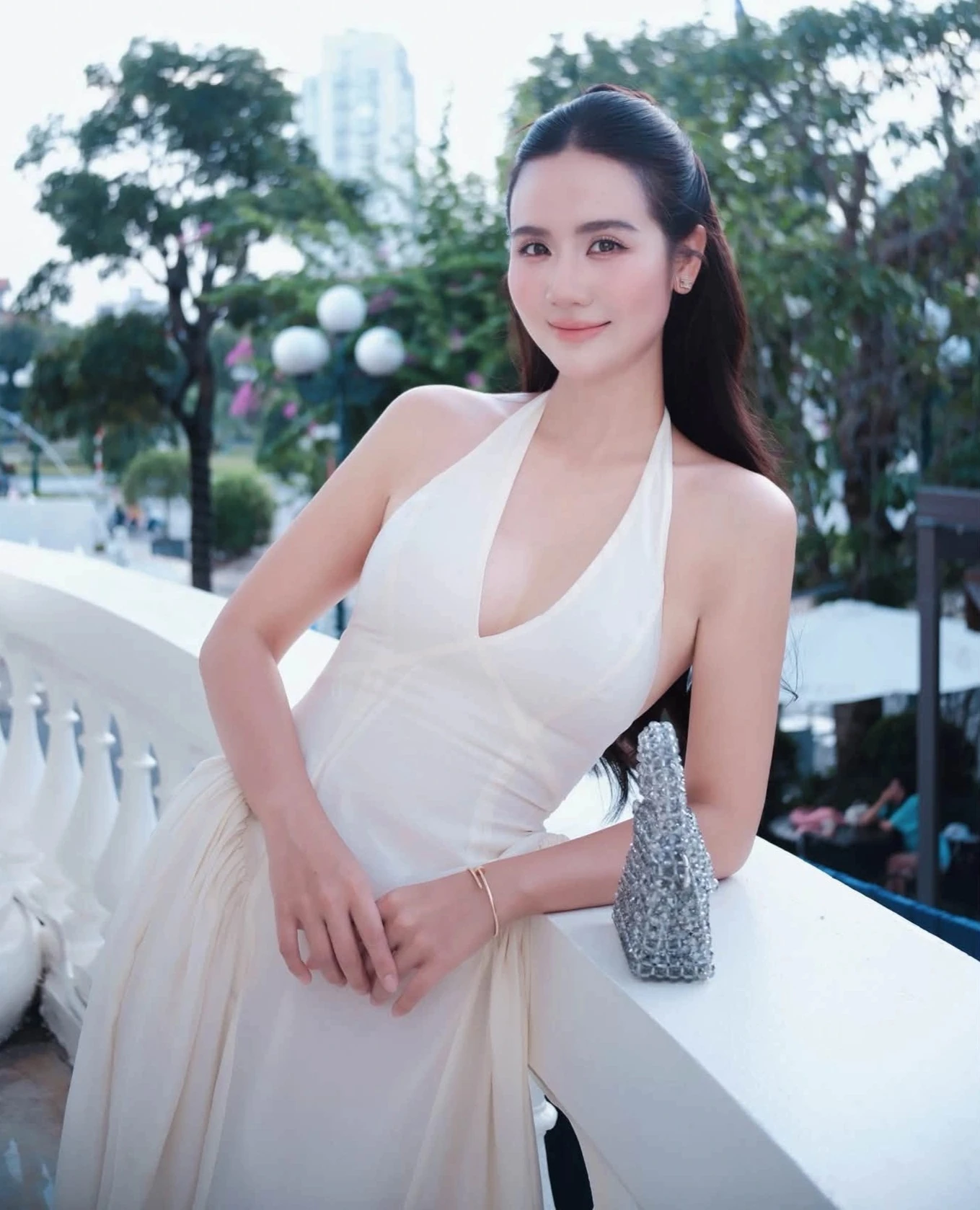 Huyền Lizzie: Trên phim lam lũ khó nhận ra, ngoài đời sang chảnh gợi cảm - Hình 12