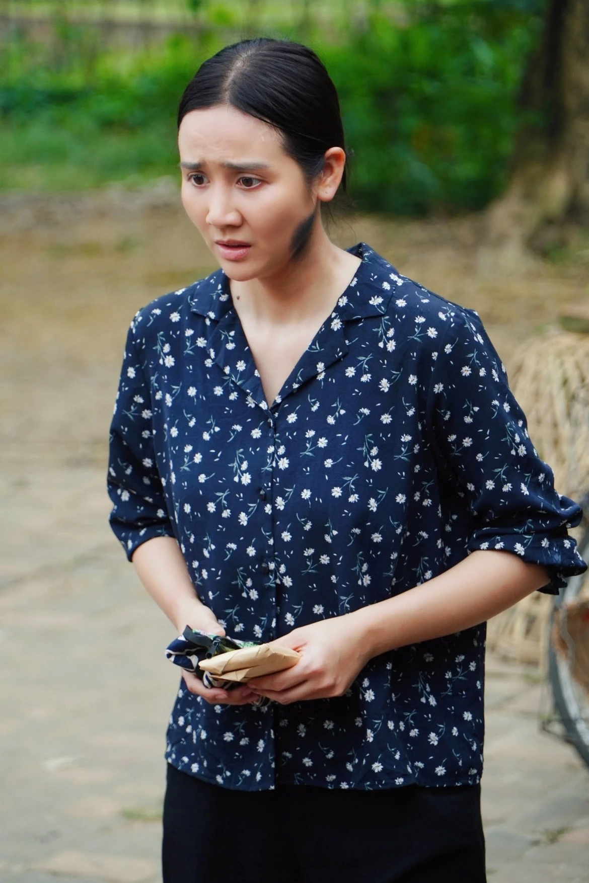Huyền Lizzie: Trên phim lam lũ khó nhận ra, ngoài đời sang chảnh gợi cảm - Hình 2