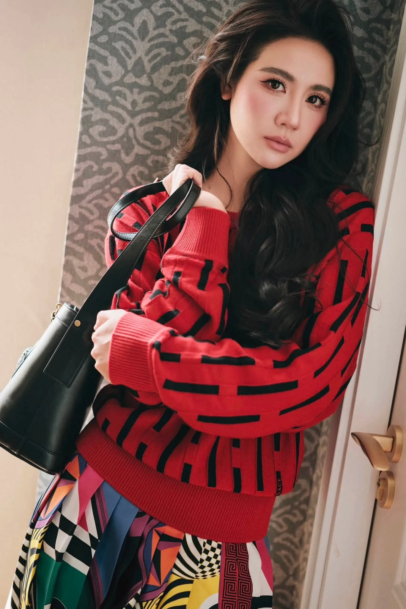 Huyền Lizzie: Trên phim lam lũ khó nhận ra, ngoài đời sang chảnh gợi cảm - Hình 13