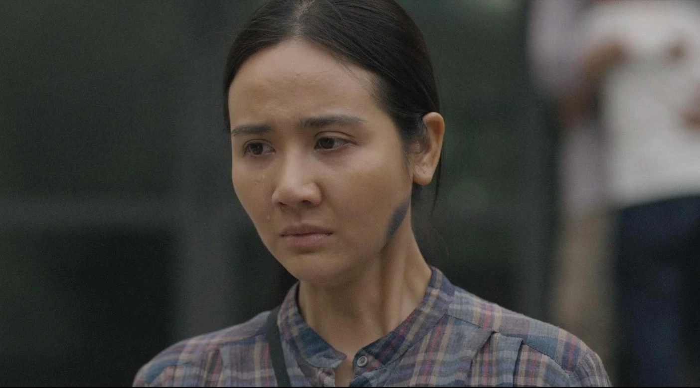 Huyền Lizzie: Trên phim lam lũ khó nhận ra, ngoài đời sang chảnh gợi cảm - Hình 1