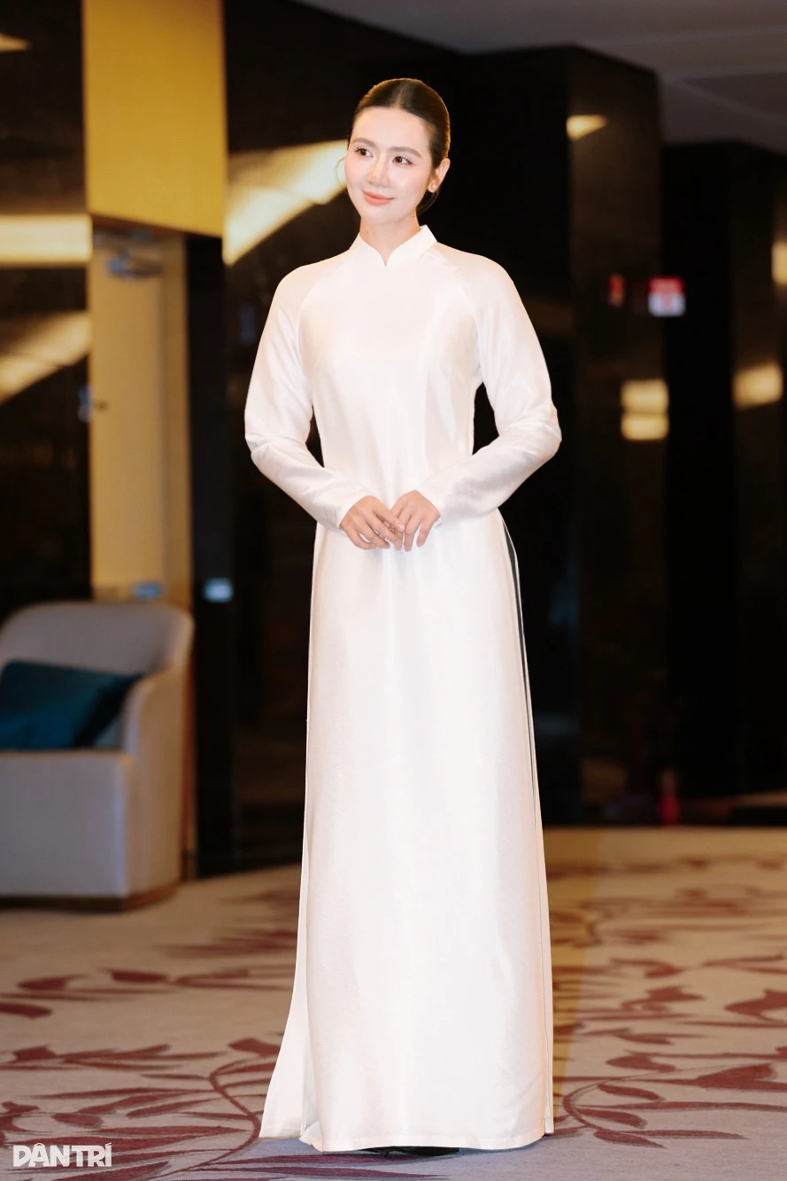 Huyền Lizzie: Trên phim lam lũ khó nhận ra, ngoài đời sang chảnh gợi cảm - Hình 10