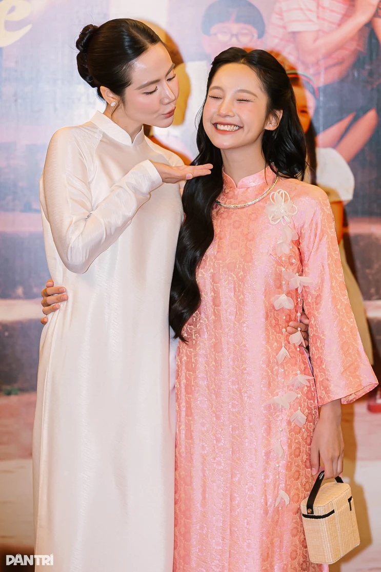 Huyền Lizzie: Trên phim lam lũ khó nhận ra, ngoài đời sang chảnh gợi cảm - Hình 7