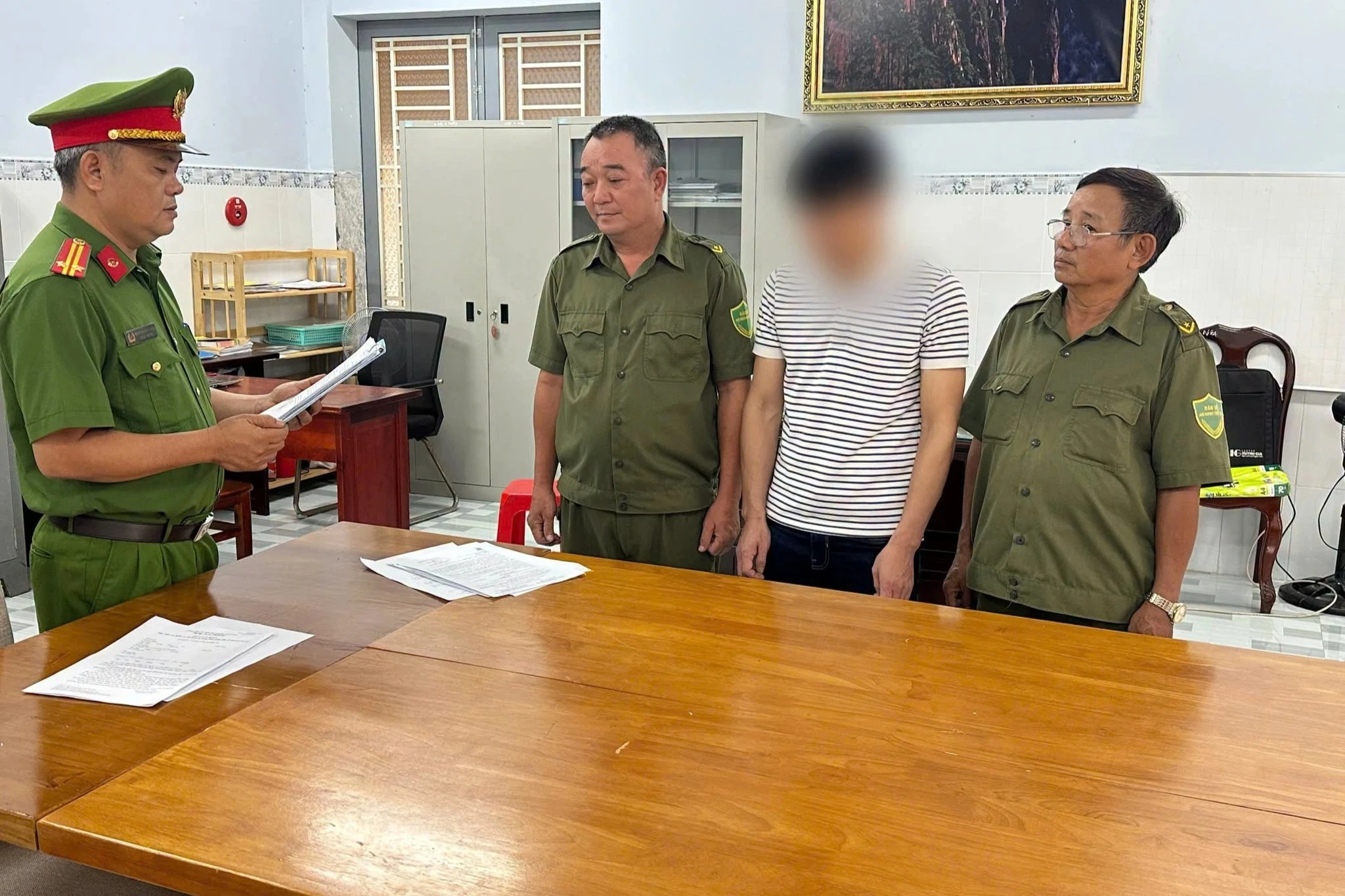 Khởi tố chủ cửa hàng bán quần áo giả nhãn hiệu ở Đồng Nai - Hình 1