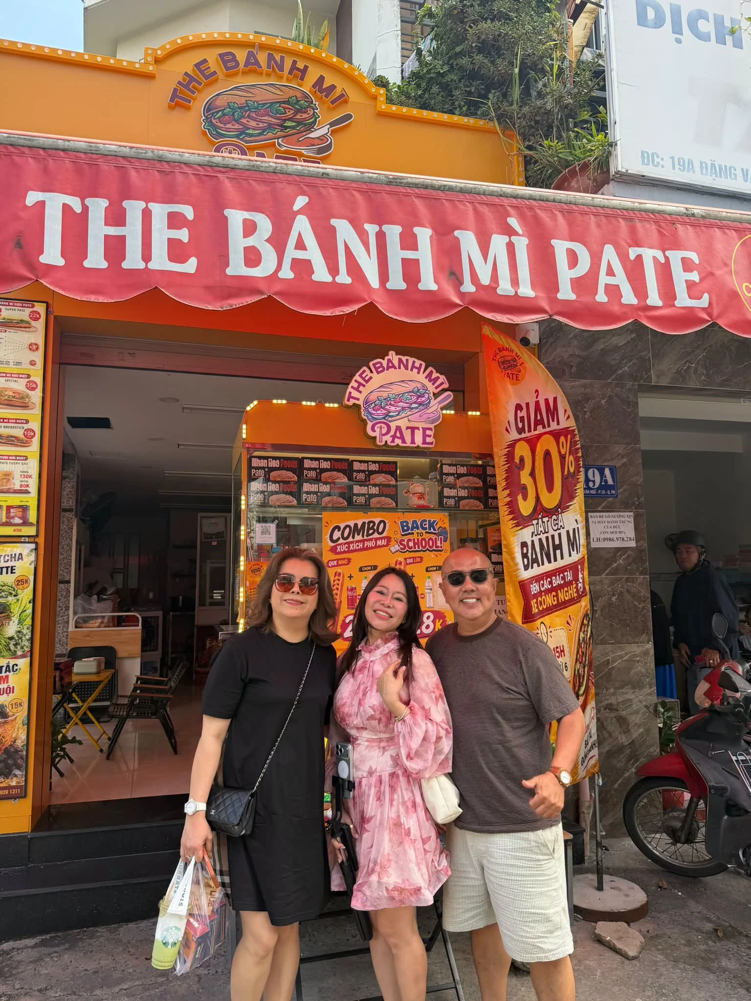Nam nghệ sĩ đình đám U50 đi bán bánh mì ở đường Đặng Văn Ngữ, TP.HCM - Hình 4