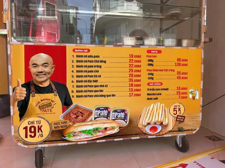 Nam nghệ sĩ đình đám U50 đi bán bánh mì ở đường Đặng Văn Ngữ, TP.HCM - Hình 5