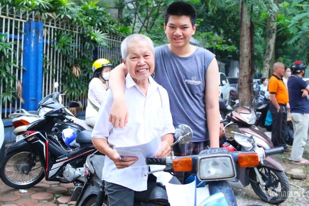 Nam sinh từng được bố 80 tuổi đưa đi thi lớp 10 thành thủ khoa học sinh giỏi Hà Nội - Hình 1